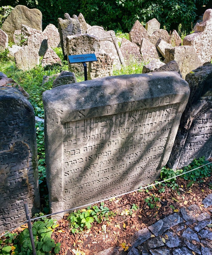 Grabmahl Avigdor Karas auf dem Alten Jüdischen Friedhof