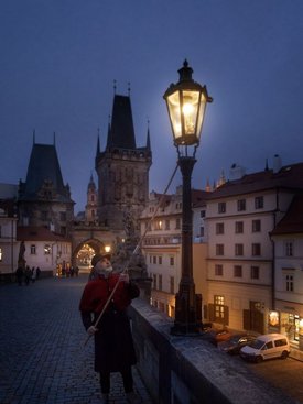 Bild: Laternenanzünder auf der Prager Karlsbrücke