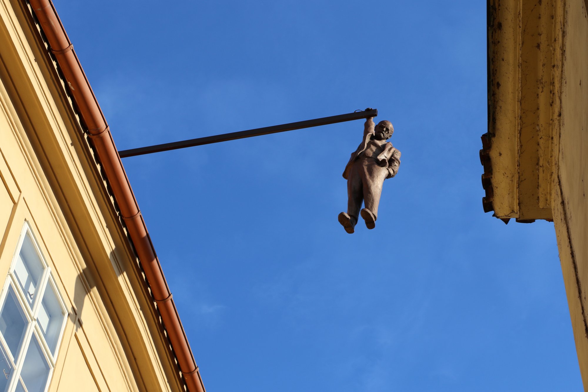 Bild Hanging Man in Husova in Prag