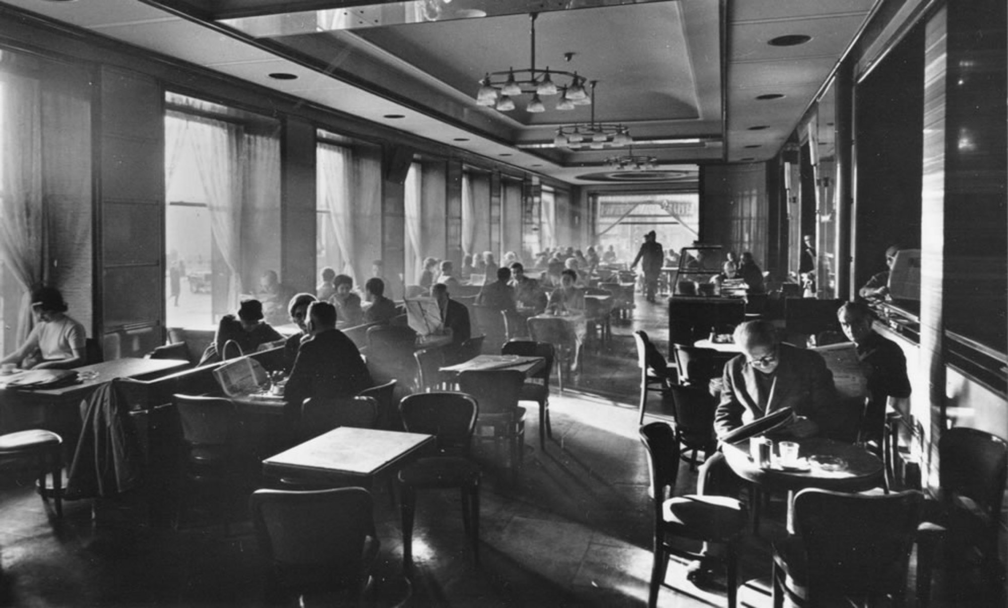 Bild Cafe Slavia von innen in einer hist. Aufnahme