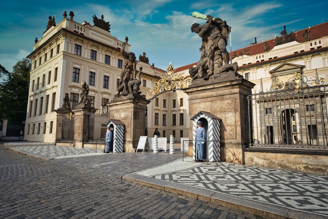 Bild vom Eingang der Prager Burg