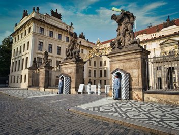 Bild vom Eingang der Prager Burg