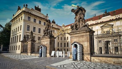Bild vom Eingang der Prager Burg