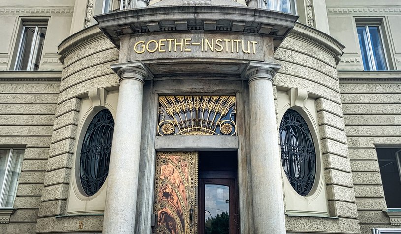 Bild vom Eingang des Goethe-Instuts in Prag