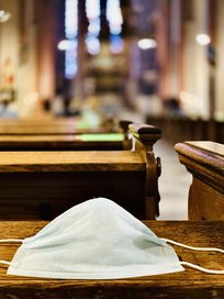 Bild Corona-Maske in Kirche