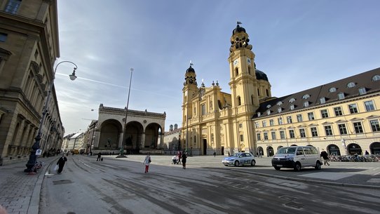 Bild Odeonsplatz mit stürzenden Linien