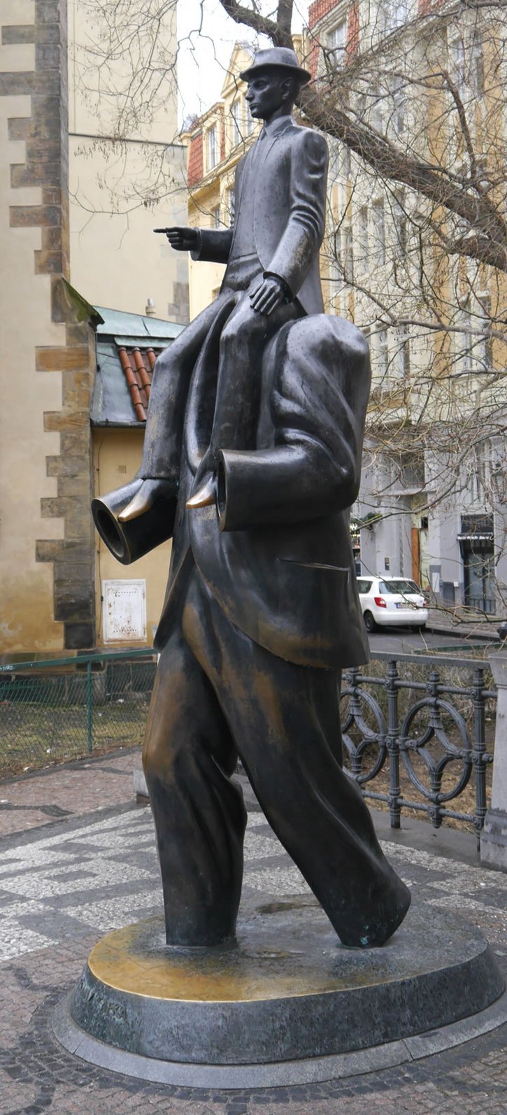 Bild Kafka-Statue - Seitenansicht