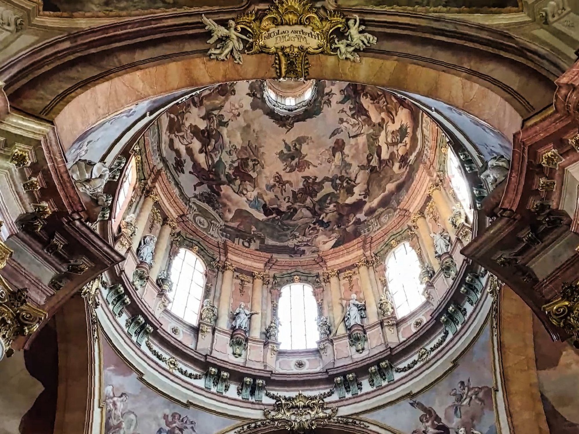Bild vom Innenbereich der St.-Nikolaus-Kirche auf der Kleinseite