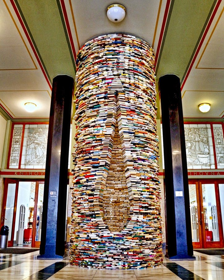Bücherturm in Prag von aussen