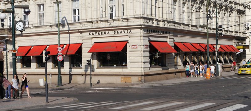 Bild Cafe Slavia in Prag von aussen