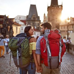 Junge Menschen auf der Karlsbrücke