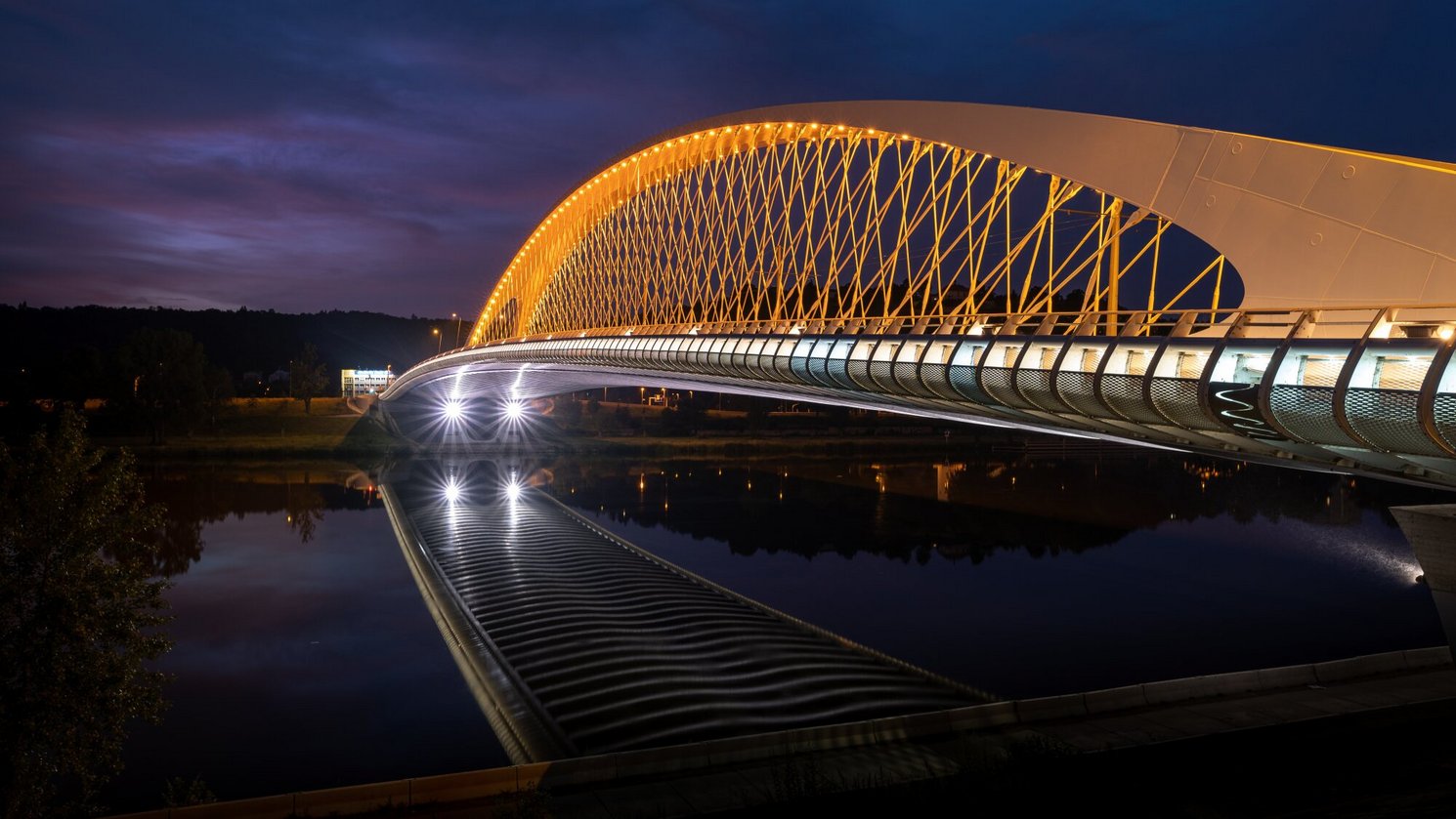 Troja-Brücke bei Nacht