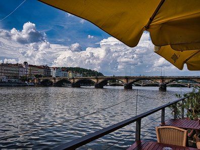 Biergarten an der Naplavka in Prag