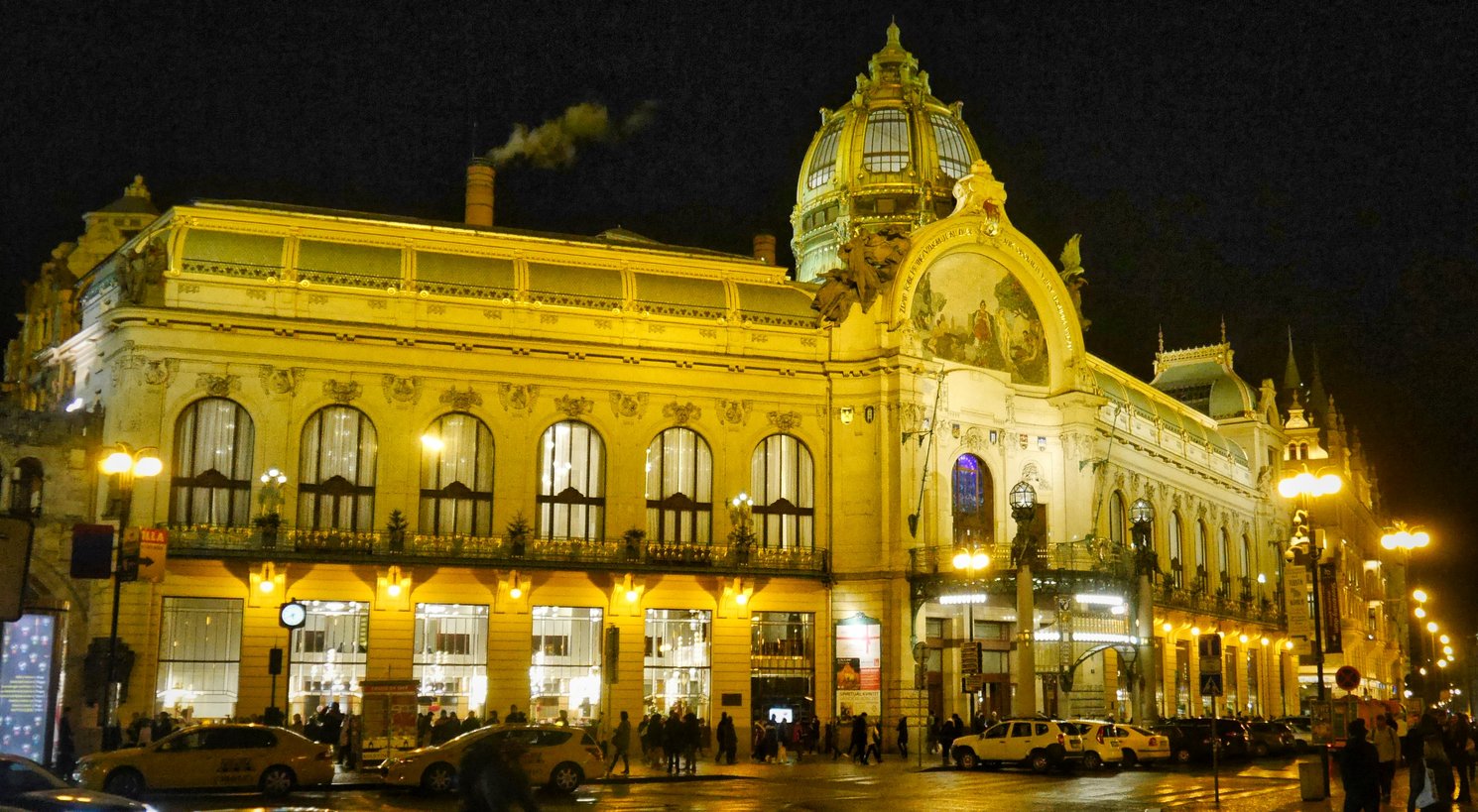 Das Gemeindehaus in Prag bei Nacht