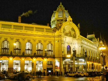 Bild des Gemeindehauses in Prag bei Nacht