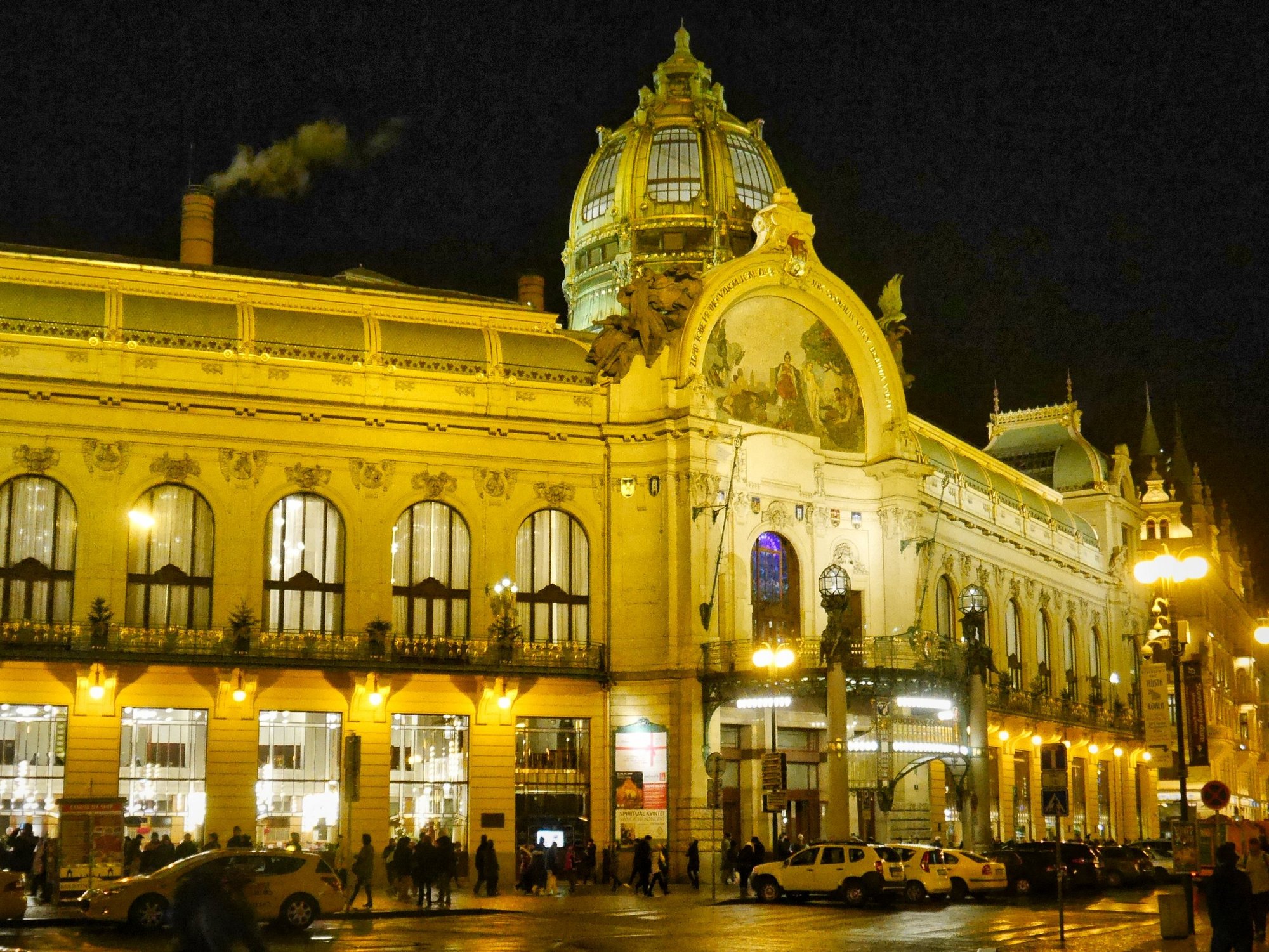 Bild des Gemeindehauses in Prag bei Nacht
