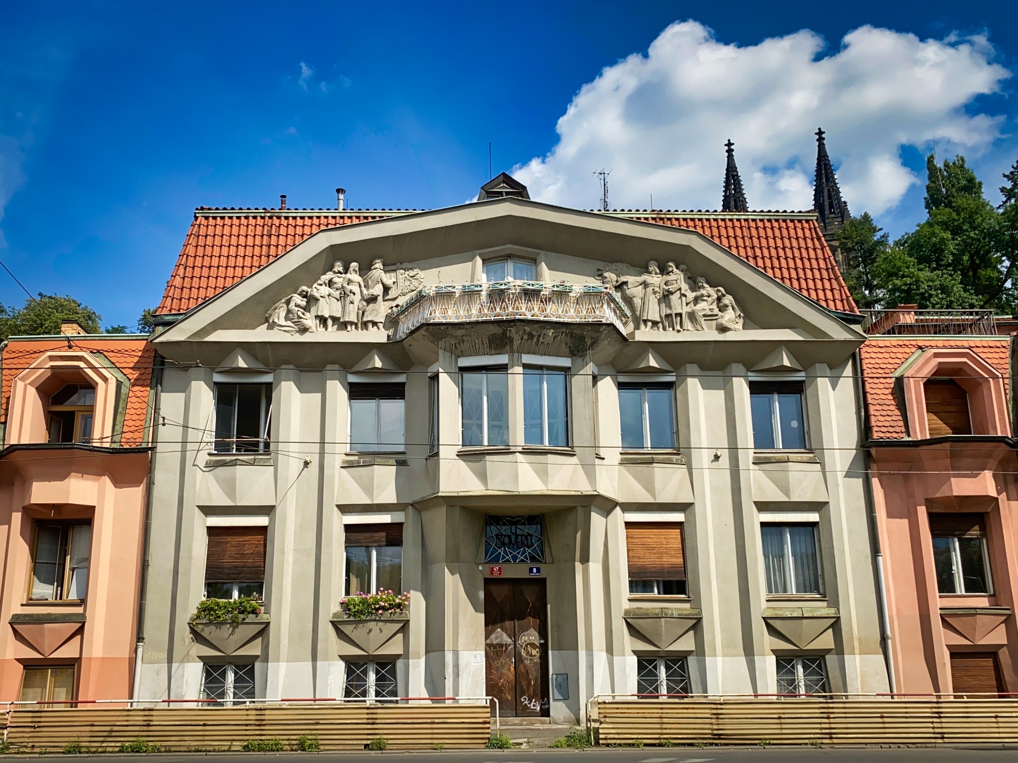 Mittelteil des kubistischen Dreifamilienhauses